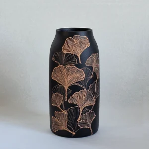 grand vase en terre cuite noire forme cylindre motif grave feuilles gingko sur 2 faces