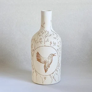 magnifique vase blanc au design épure avec gravure avec du motif d oiseau martin pecheur